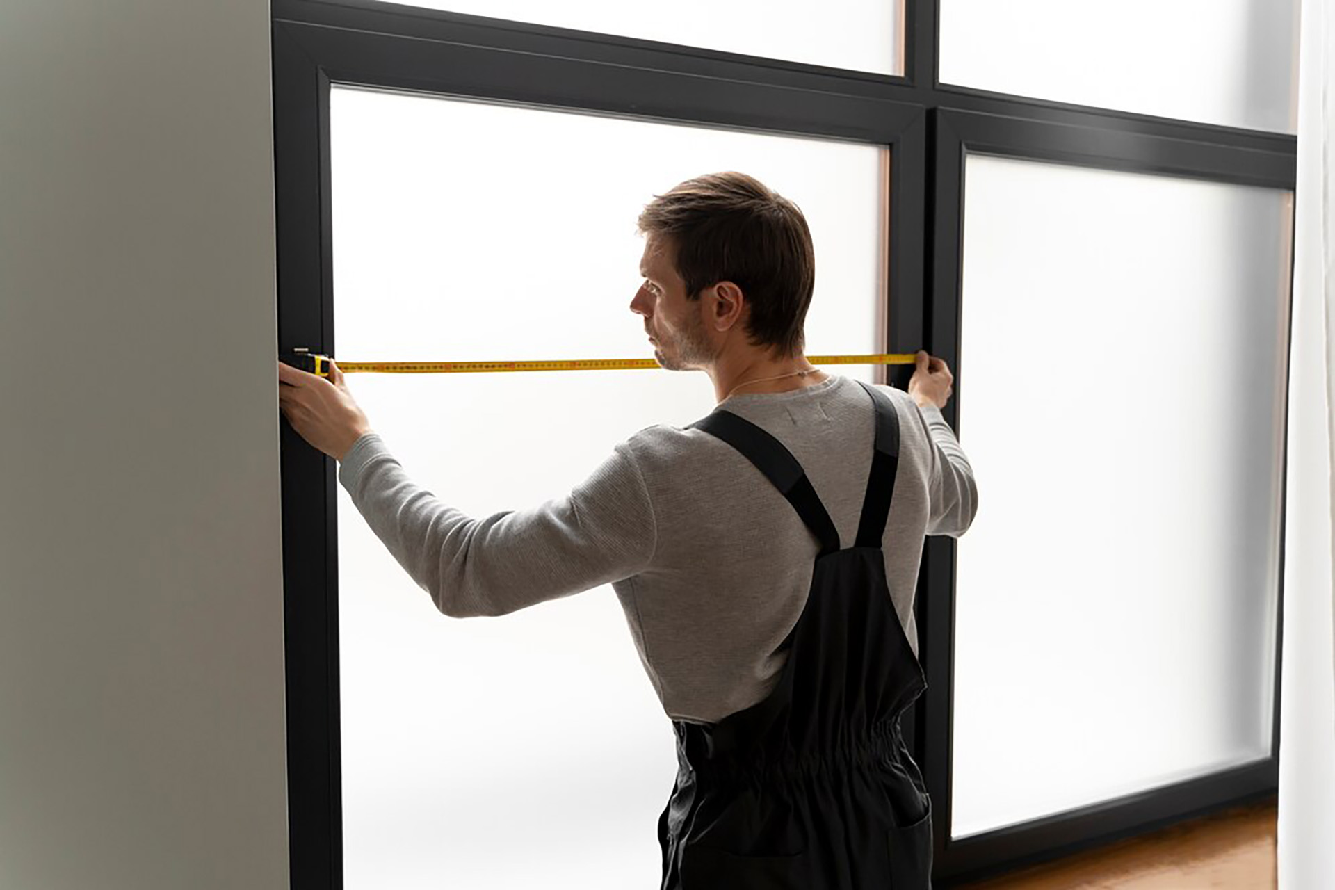 service-maintenance-worker-repairing_23-2149176712